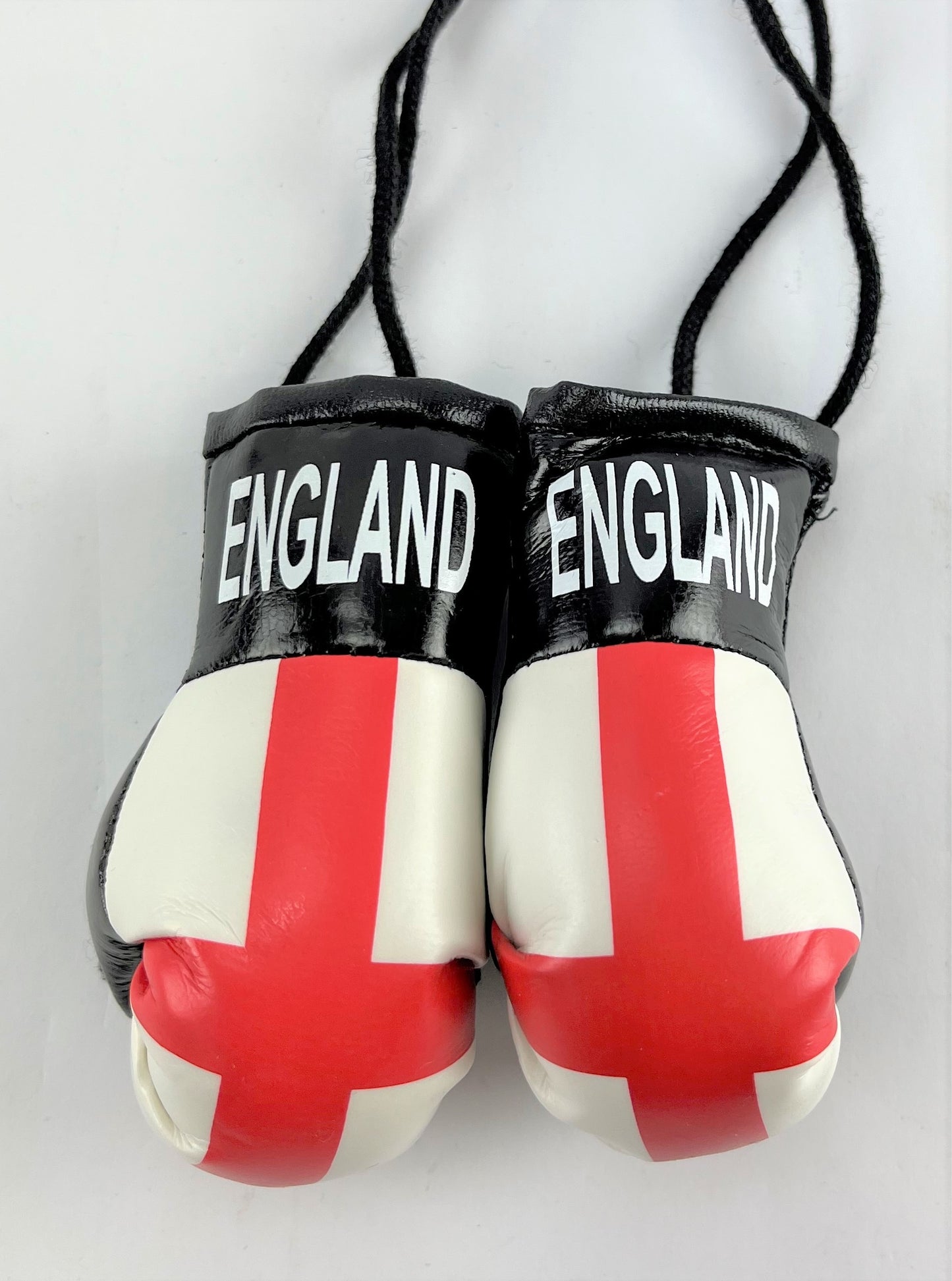 <p>Mini Boxing Gloves ENGLAND Country Flag National Pride MMA Car Mirror D&eacute;cor</p>